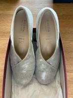 Offwhite leren schoenen met lage hak, maat 4½ (37,5), Hassia, Schoenen met lage hakken, Beige, Ophalen of Verzenden