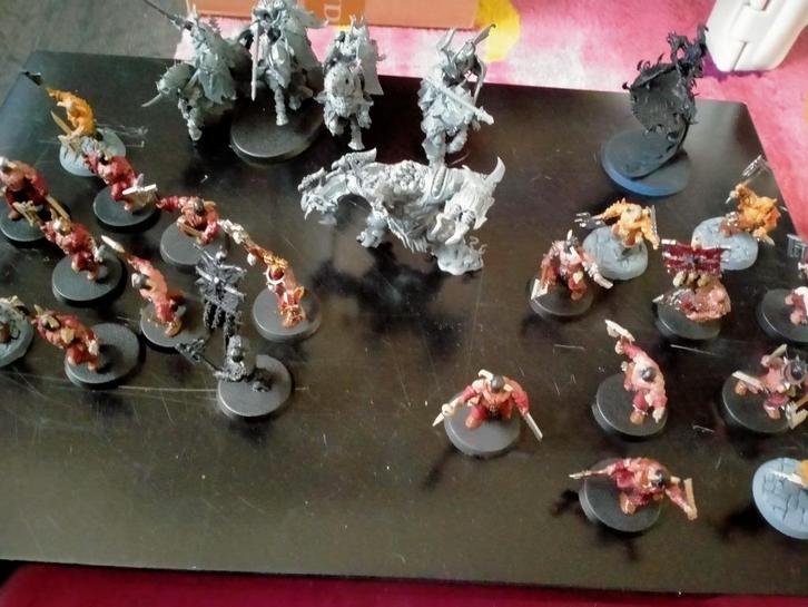 Slaves to darkness/ Old world chaos, Hobby en Vrije tijd, Wargaming, Zo goed als nieuw, Warhammer, Figuurtje(s), Met verf, Ophalen
