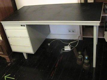 Vintage bureau beschikbaar voor biedingen