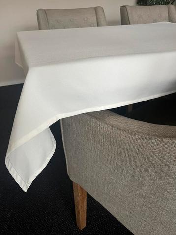 NIEUW!! 60x tafelkleed 140x140 cm. Creme beschikbaar voor biedingen