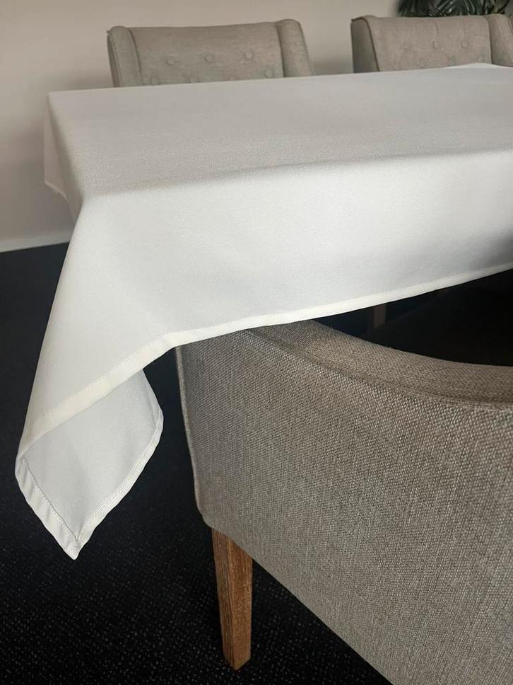 NIEUW!! 60x tafelkleed 140x140 cm. Creme, Huis en Inrichting, Tafelkleden, Nieuw, Rechthoek, Ophalen of Verzenden