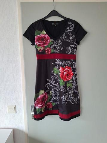 Leuke jurk met rozenprint beschikbaar voor biedingen