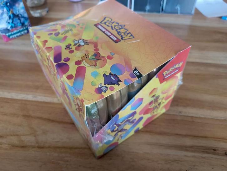 Pokemon 151 mini tin display, Hobby en Vrije tijd, Verzamelkaartspellen | Pokémon, Nieuw, Ophalen of Verzenden