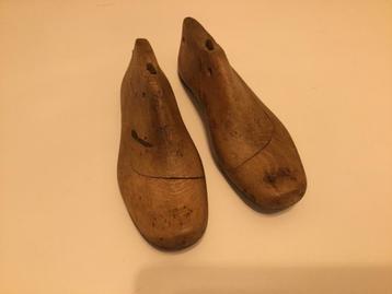 Antieke houten schoenspanners beschikbaar voor biedingen