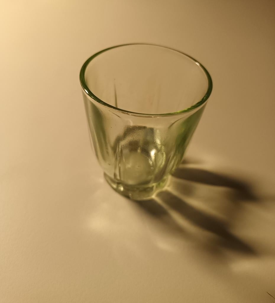 Likeurglaasje zeer oud France/ Uraniumglas, Ophalen of Verzenden