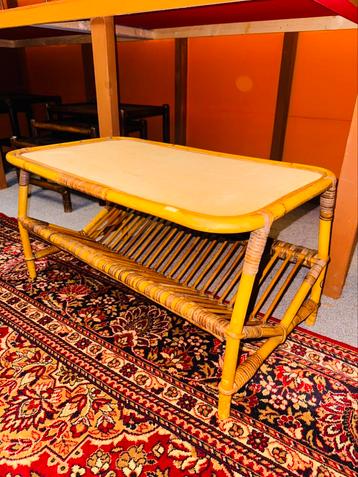 Vintage rotan tafeltje met lectuurhouder beschikbaar voor biedingen