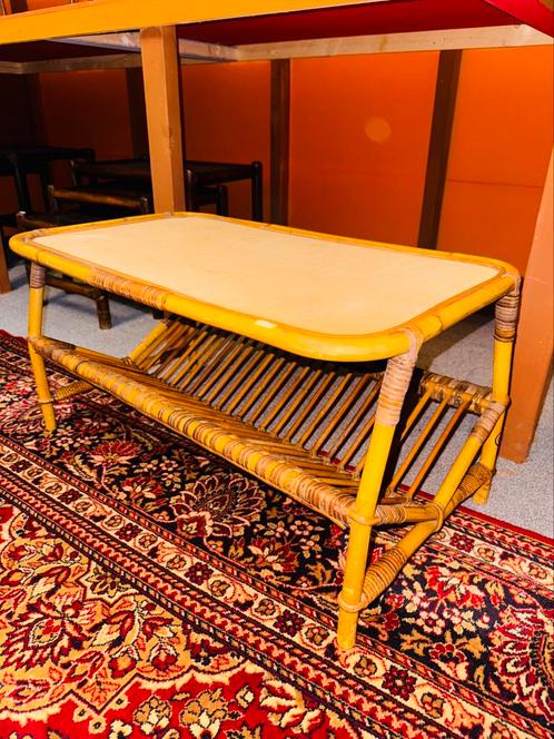Vintage rotan tafeltje met lectuurhouder, Huis en Inrichting, Woonaccessoires | Krantenbakken en Lectuurbakken, Ophalen