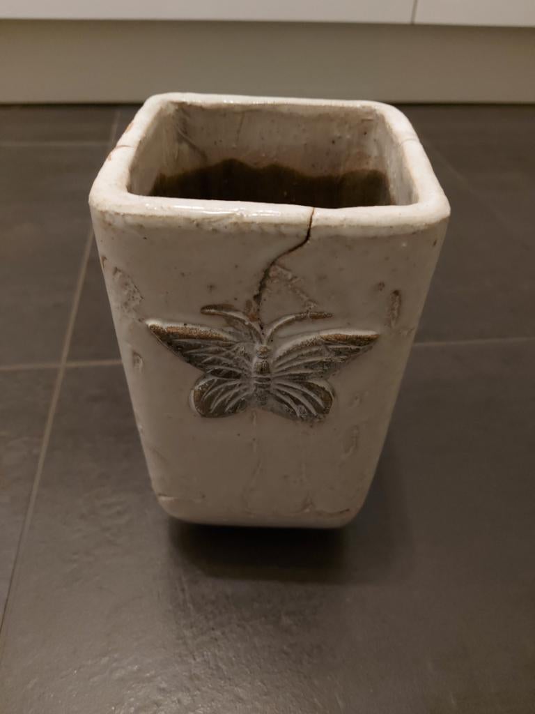 Vaas met vlinder, Huis en Inrichting, Woonaccessoires | Vazen, Ophalen, Overige kleuren, Aardewerk of Porselein, Zo goed als nieuw