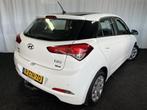Hyundai i20 1.2 HP i-Motion Comfort ECC/CRUISE/PDC/TREKHAAK/, Gebruikt, 4 cilinders, Met garantie (alle), Wit