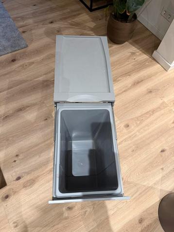 Uitschuifbare prullenbak voor keukenkast beschikbaar voor biedingen