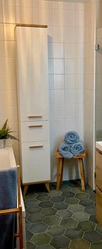 Witte hoge badkamerkast met eikenhouten accenten, Ophalen, (Half)hoge kast, Minder dan 50 cm, 200 cm of meer