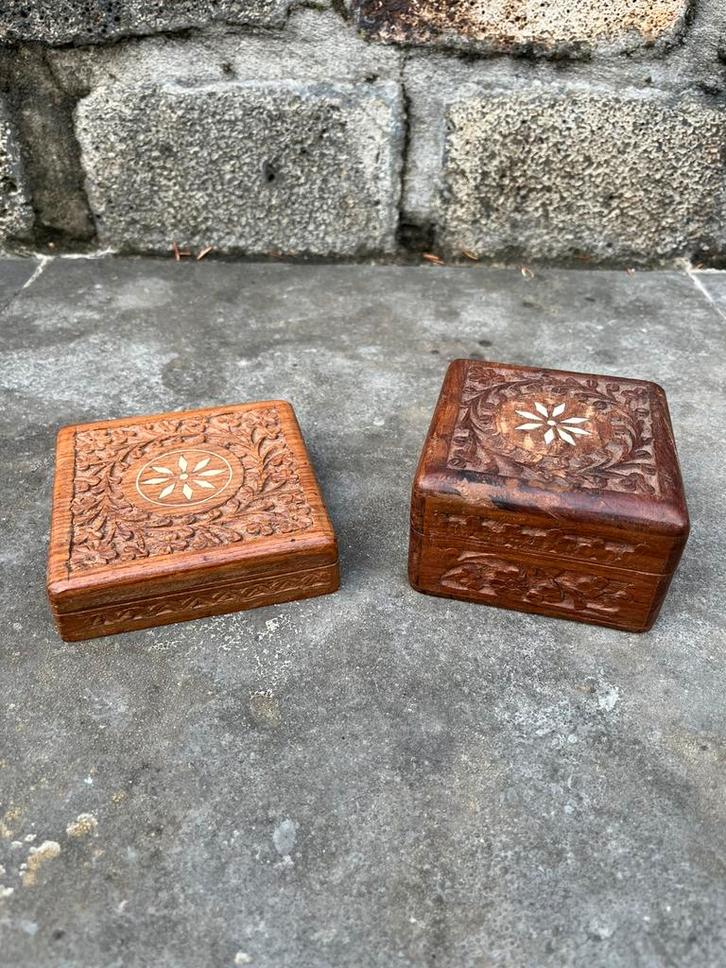 Set van 2 handgesneden teakhouten opbergdozen met inleg, Antiek en Kunst, Antiek | Woonaccessoires, Ophalen of Verzenden