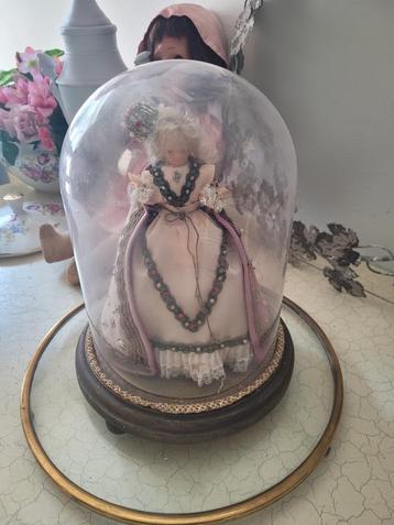 Kleinere vintage stolp met wassen Maria beschikbaar voor biedingen