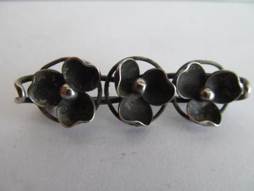Oude broche zilver en zwarte bloemen. beschikbaar voor biedingen