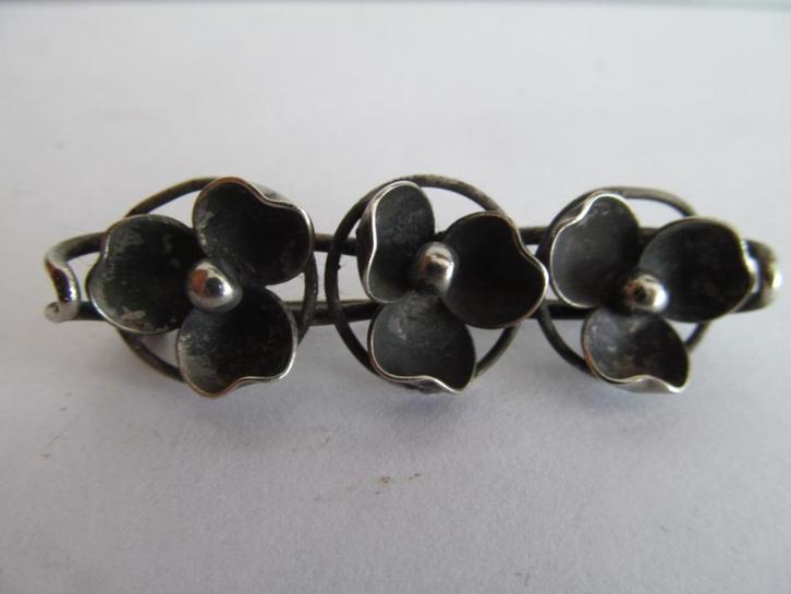 Oude broche zilver en zwarte bloemen., Sieraden, Tassen en Uiterlijk, Broches, Gebruikt, Overige materialen, Zwart, 4 tot 7 cm