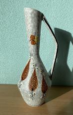 1959-61 Vaasje hoge hals met oor Gouda Plateelfabriek TIKO, Gebruikt, Overige kleuren, Aardewerk of Porselein, Ophalen of Verzenden