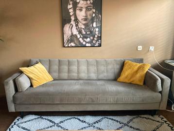 Mooie bank inclusief hocker. Kleur taupe, fluweel beschikbaar voor biedingen