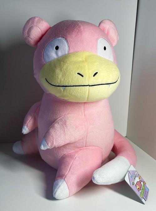 NIEUW!! Pokémon - Slowpoke "Look at my Tail!" Plush 32cm, Kinderen en Baby's, Speelgoed | Knuffels en Pluche, Nieuw, Overige typen