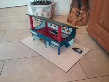 Houten garage  zo'n 50 jaar oud.  beschikbaar voor biedingen