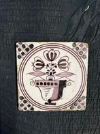 Antieke tegel met afbeelding van bloempot., Antiek en Kunst, Antiek | Wandborden en Tegels, Ophalen of Verzenden