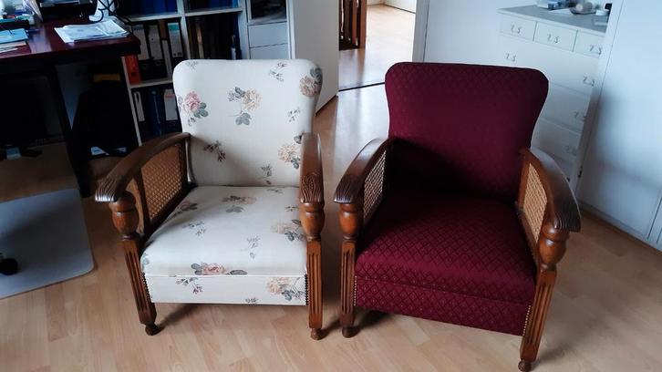 Twee vintage fauteuils met houten frame, Huis en Inrichting, Fauteuils, Gebruikt, Hout, Riet of Rotan, Stof, 50 tot 75 cm, 75 tot 100 cm