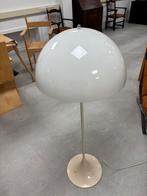 Witte kunstof design lamp van Louis Poulsen, model Panthella, Huis en Inrichting, Lampen | Vloerlampen, Ophalen, Zo goed als nieuw