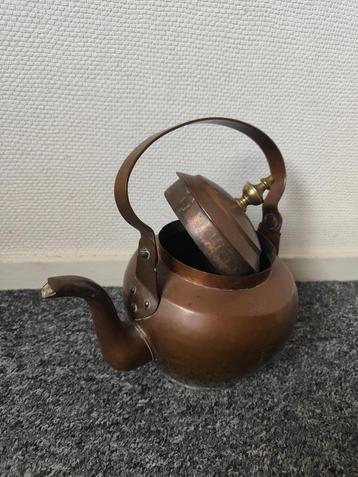 Koperen Keteltje met deksel en handvat beschikbaar voor biedingen
