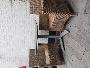 Te koop 2 tuinstoelen en tafel beschikbaar voor biedingen