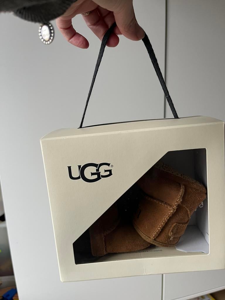 Ugg Jesse maat xs inclusief orginele doos, Slofjes, Jongetje of Meisje, Nieuw, Ophalen of Verzenden