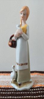 Vintage porselein Beeld meisje gans Vaga 20 cm, Ophalen of Verzenden, Zo goed als nieuw, Mens