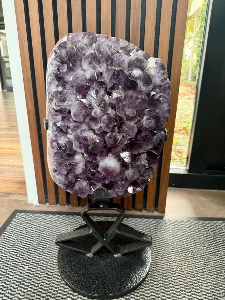 Donkerpaarse Amethist op designer sokkel - 25.9 kg, Verzamelen, Mineralen en Fossielen, Mineraal, Ophalen