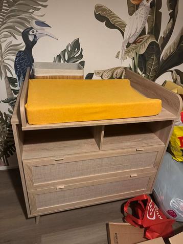 Luxe Commode Eiken/Riet - Prachtige Babykamer Commode beschikbaar voor biedingen