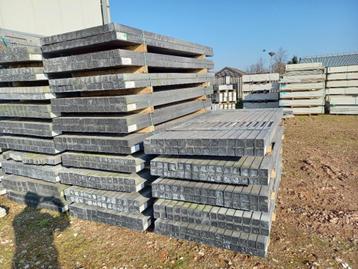 Betonpalen en betonplaatjes beschikbaar voor biedingen
