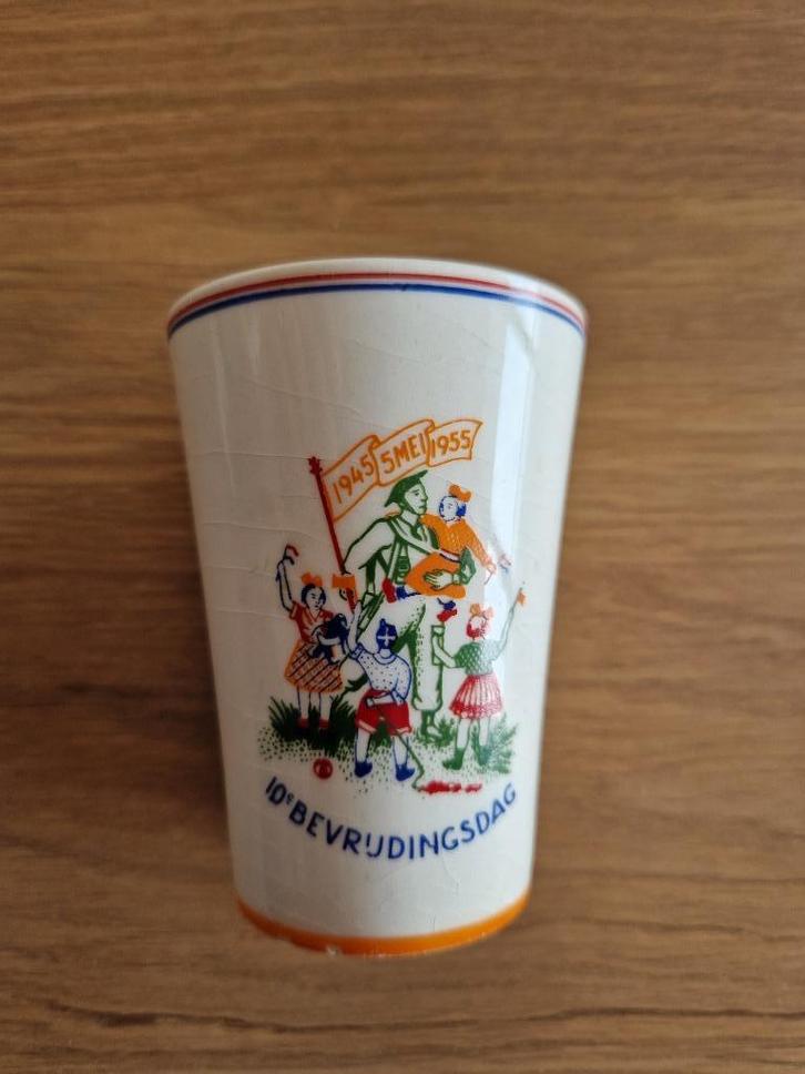5 mei gedenk beker ( Petrus Pegout), Verzamelen, Porselein, Kristal en Bestek, Gebruikt, Overige typen, Porselein, Ophalen of Verzenden