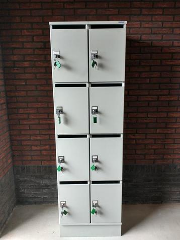 Nette Oostwoud lockerkast / kluisjes kast. 8 vakken/deurtjes beschikbaar voor biedingen