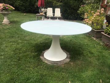 DESIGN TAFEL METAAL- 160 CM DOORSNEE- BLAD GEHARD MELKGLAS beschikbaar voor biedingen