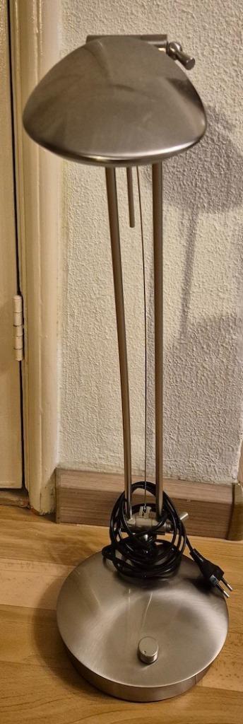 Prachtige verstelbare halogeen bureau lamp. beschikbaar voor biedingen
