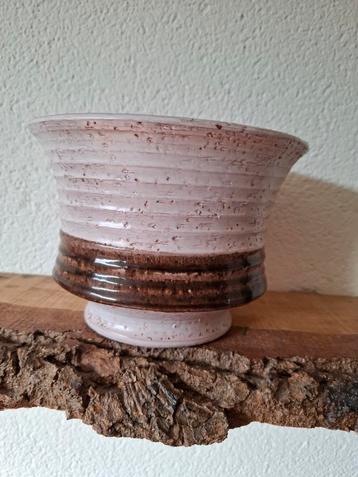 Retro bloempot beschikbaar voor biedingen