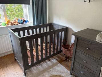 ledikant en commode TWF beschikbaar voor biedingen