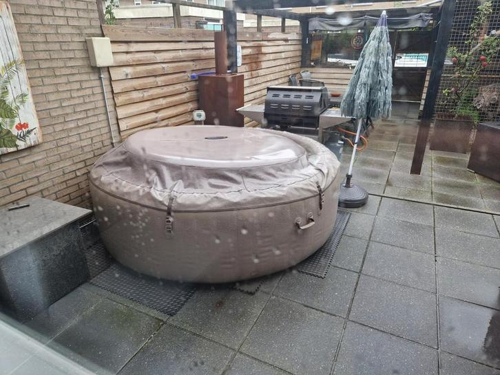 Intex Jacuzzi Opblaasbaar 6 persoons, Tuin en Terras, Bubbelbaden en Hottubs, Zo goed als nieuw, Opblaasbaar, Afdekzeil, Filter