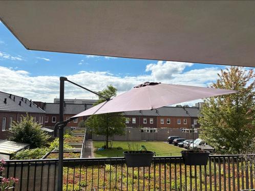 Verstelbare terrasparasol met voet en 4 tegels, Tuin en Terras, Parasols, Gebruikt, Zweefparasol, 1 tot 2 meter, Kantelbaar, Verstelbaar