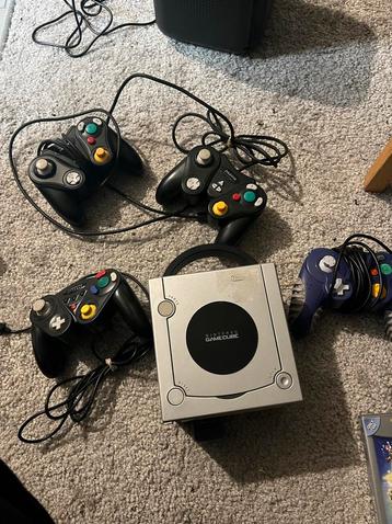 Gamecube + 4 Controllers - Complete Set! beschikbaar voor biedingen