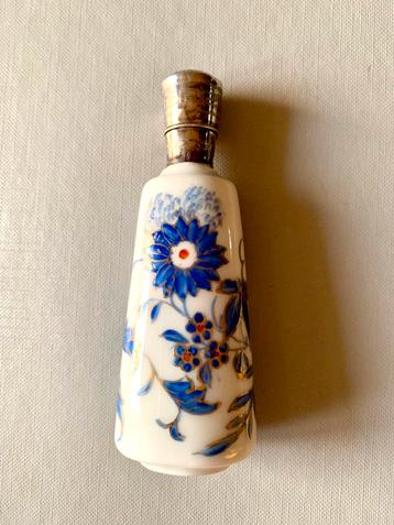 Antiek porseleinen parfumflesje met Hollands zilveren dop. beschikbaar voor biedingen