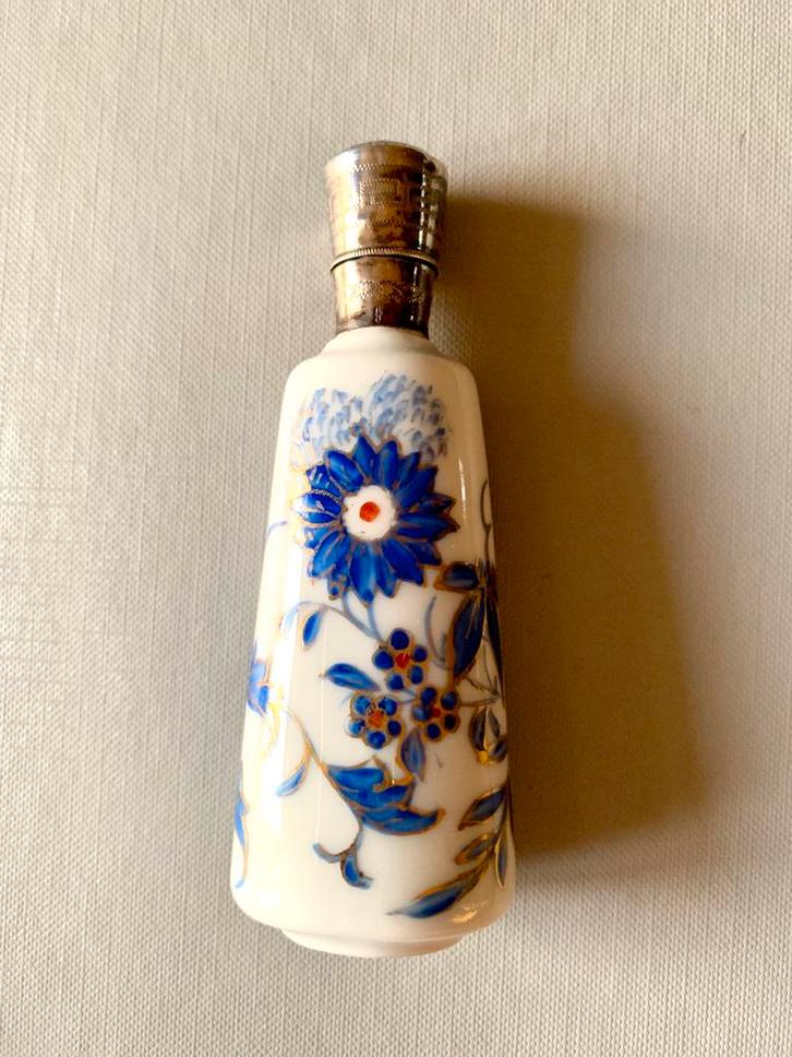 Antiek porseleinen parfumflesje met Hollands zilveren dop., Antiek en Kunst, Antiek | Goud en Zilver, Zilver, Ophalen of Verzenden