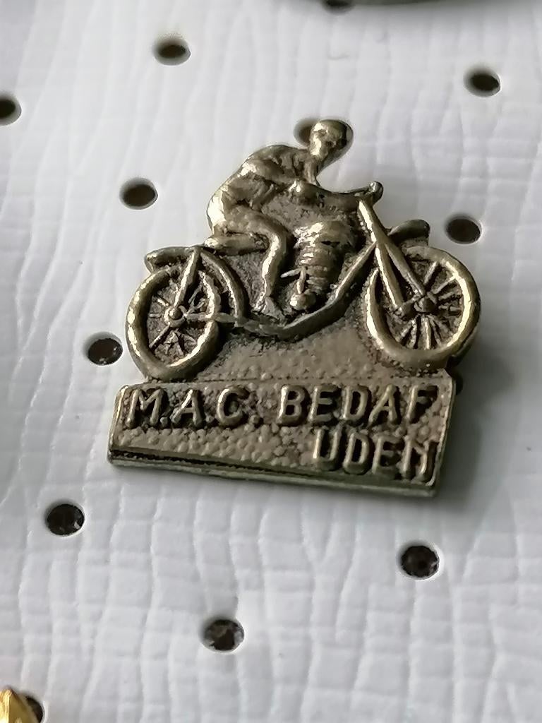 SPELD MAC   BEDAF UDEN, Ophalen of Verzenden, Gebruikt, Sport, Speldje of Pin