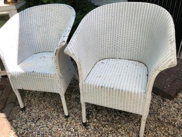Twee witte antieke Lloyd loom stoelen. beschikbaar voor biedingen
