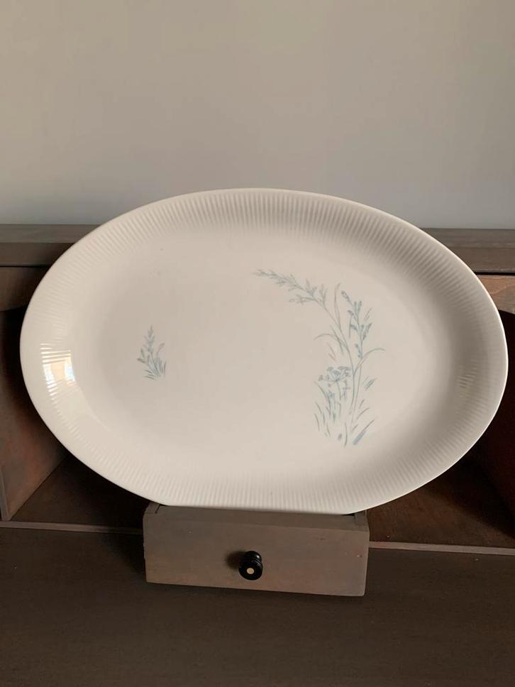 Mooie serveerschaal met lichtblauw bloemdessin - puntgaaf!, Huis en Inrichting, Keuken | Servies, Zo goed als nieuw, Schaal of Schalen