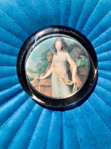 Mooie glazen presse-papier Louise van Pruisen beschikbaar voor biedingen