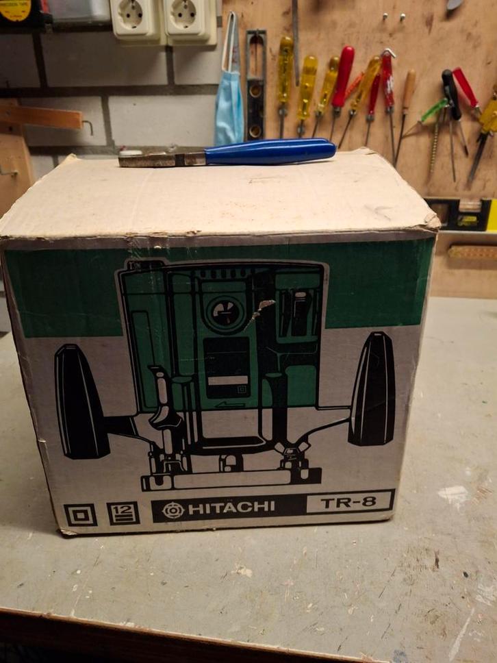 Hitachi TR-8 Bovenfreesmachine met verschillende feestjes., Doe-het-zelf en Verbouw, Gereedschap | Freesmachines, Gebruikt, Elektrisch