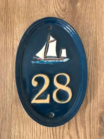 Mooi huis nummer steen bordje ovaal blauw bordje schip 28 beschikbaar voor biedingen